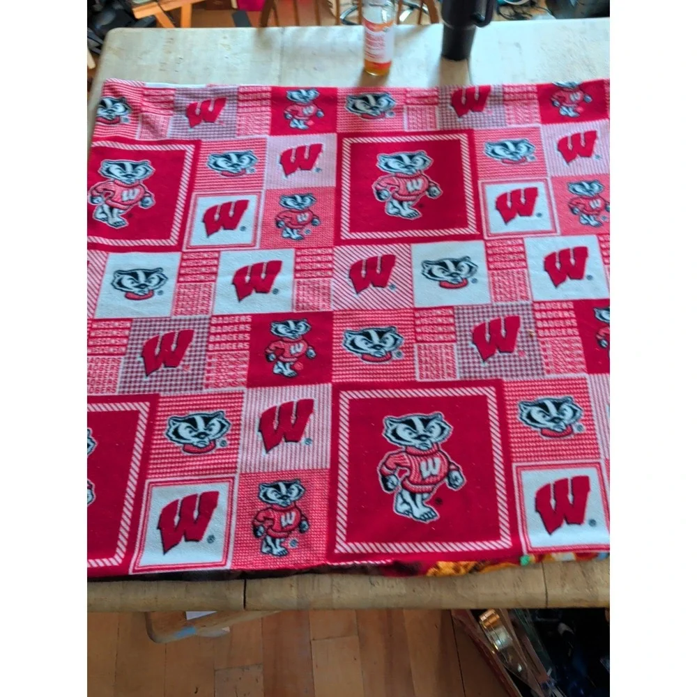 Wisconsin Badgers Fleece Blanket 43 X 50 Truck‎ Helmet 2 Sided